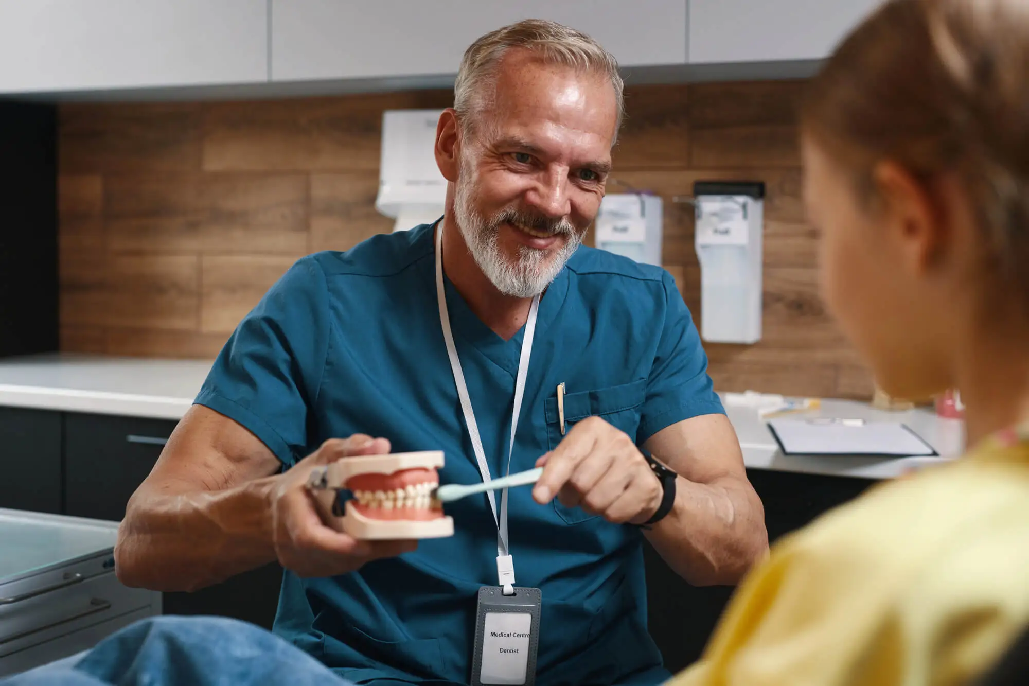 Dentista que Hable Español en Lake Worth Explica Cómo Combatir el Mal Aliento