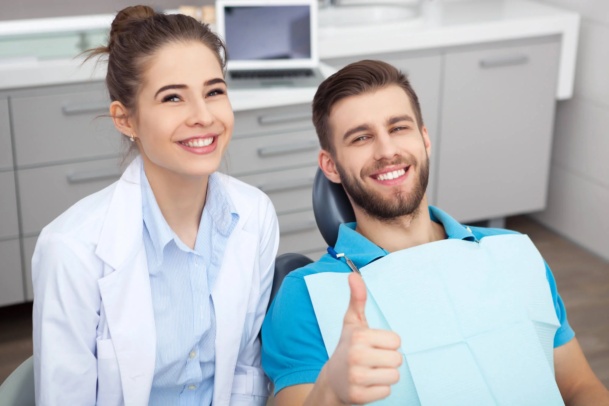 Dentista que hable español en Lake Worth y paciente masculino