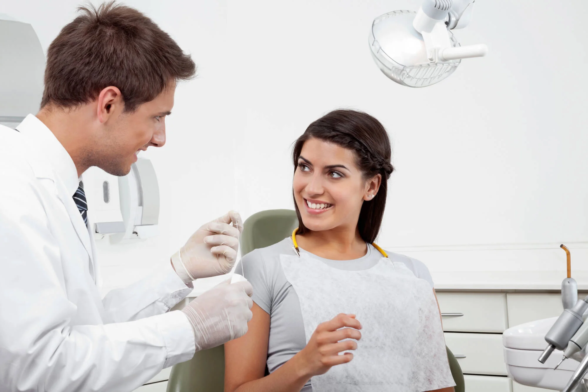 Dentista que hable español en Lake Worth y paciente sonriendo