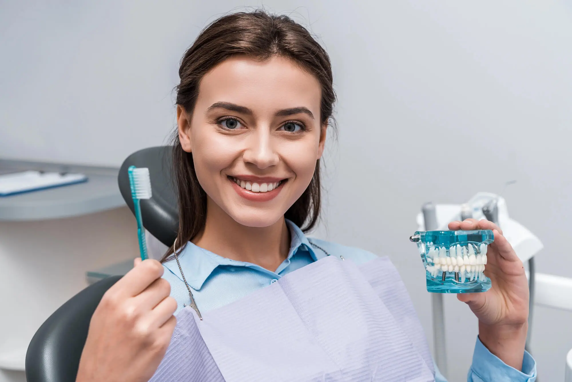 Mujer Sonriendo en Consulta con Dentista Que Hable Español Lake Worth