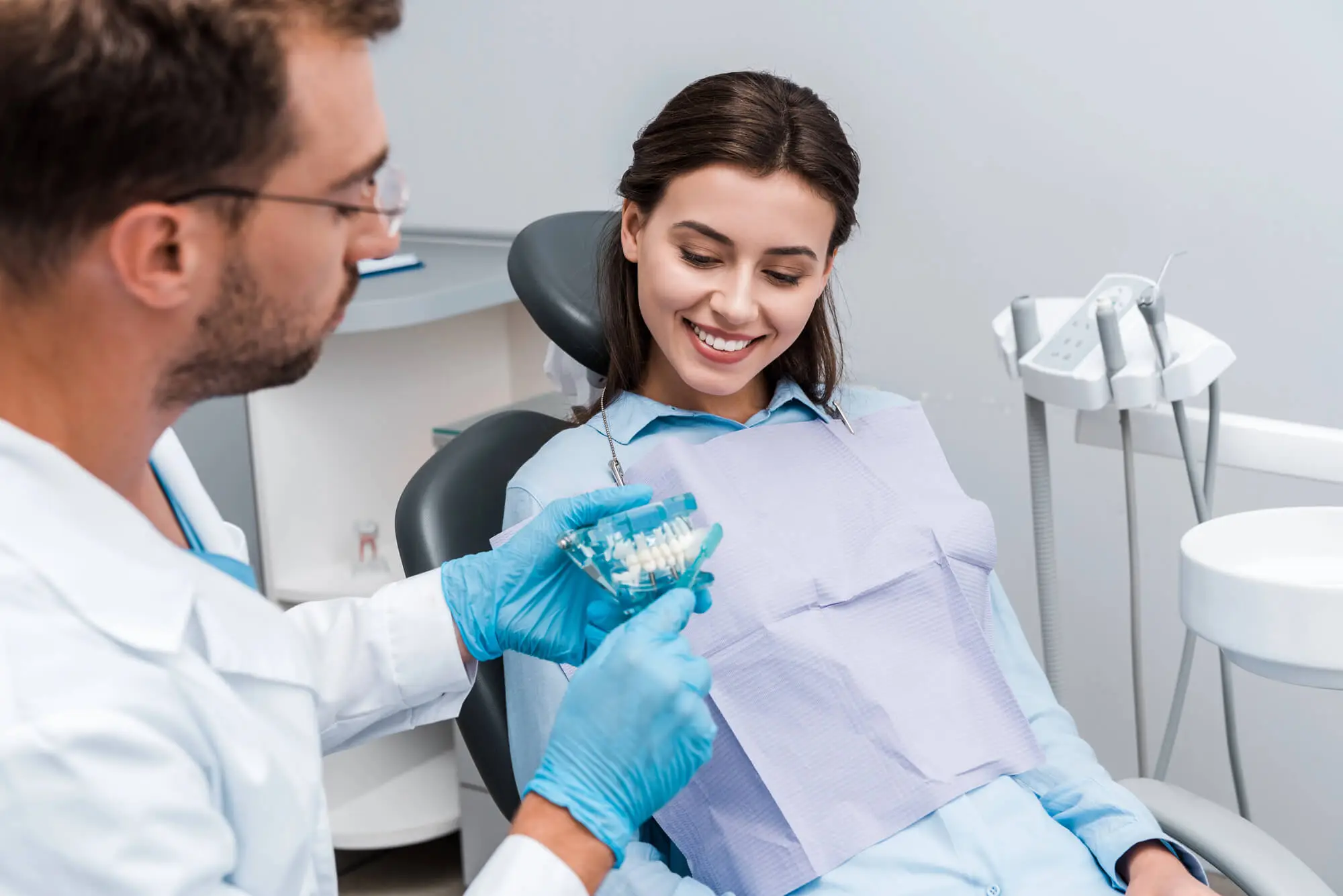 Paciente Aprendiendo Cuidado Dental con Dentista Que Hable Español Lake Worth