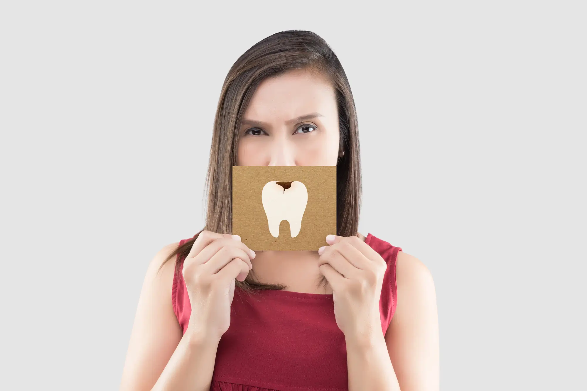 Mujer con dolor de muela visitando dentista que hable español Lake Worth